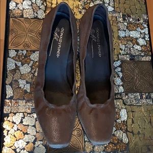 Donald J Pliner brown pumps